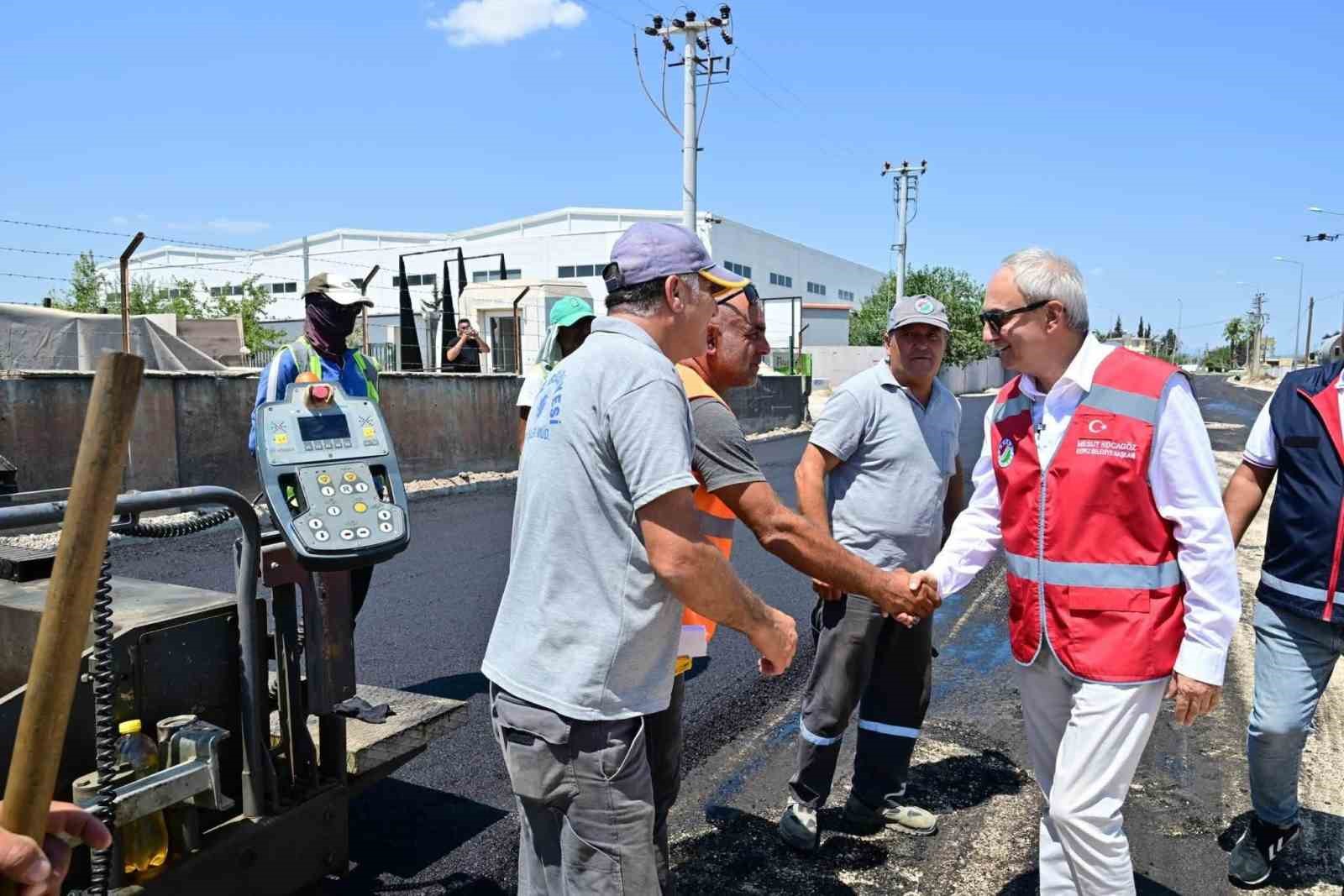 Altınova’da 4 mahalleyi birbirine bağlayan caddeye sıcak asfalt