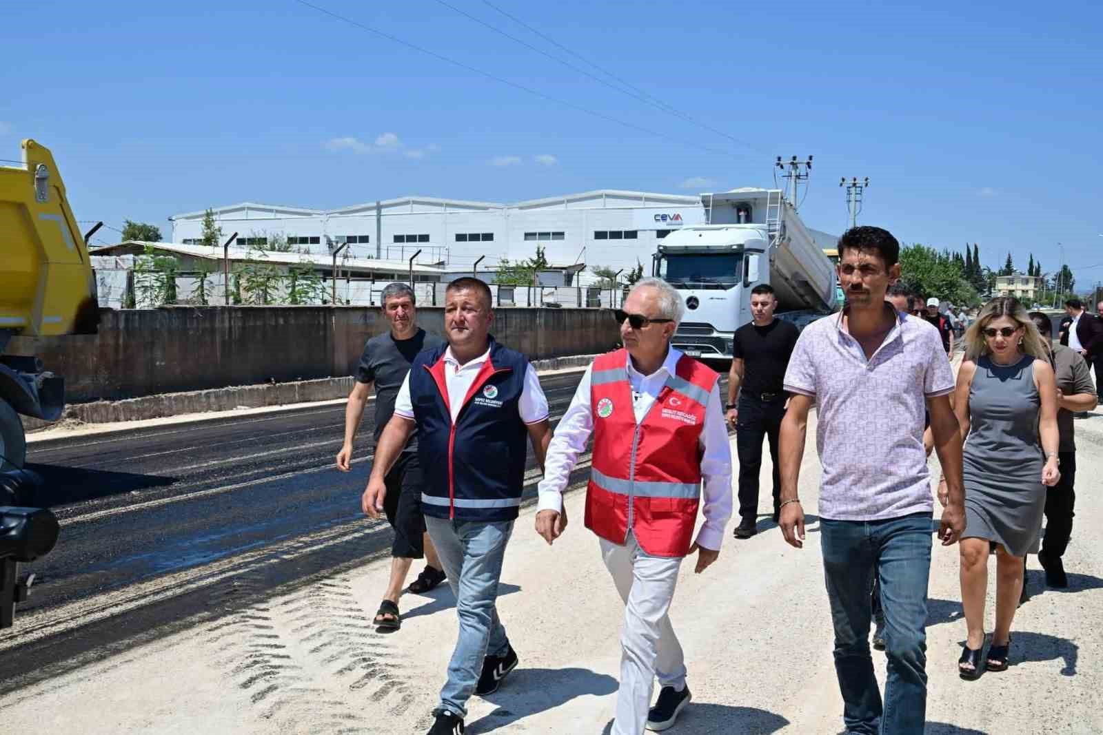 Altınova’da 4 mahalleyi birbirine bağlayan caddeye sıcak asfalt