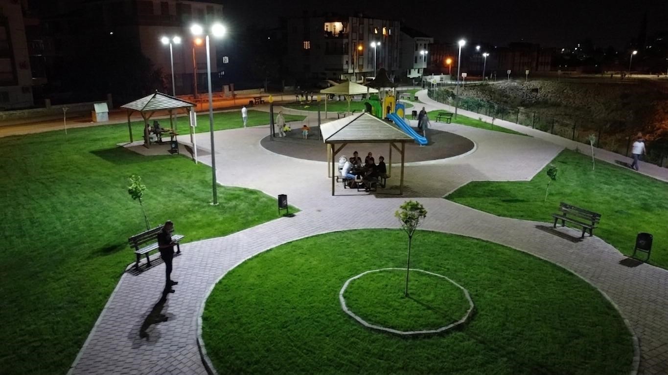 Kepez’de 100’ün üzerinde park aydınlatıldı