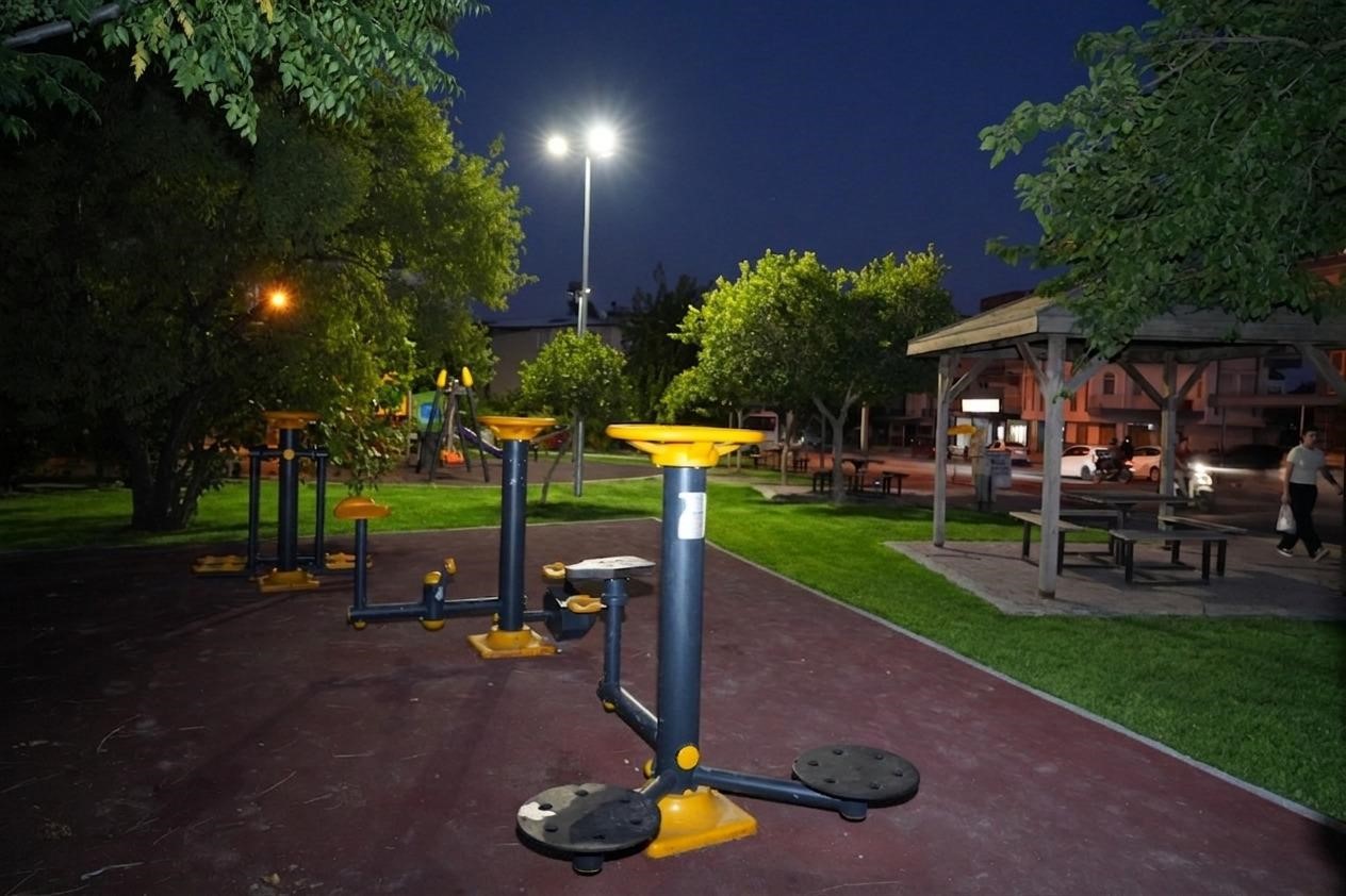 Kepez’de 100’ün üzerinde park aydınlatıldı