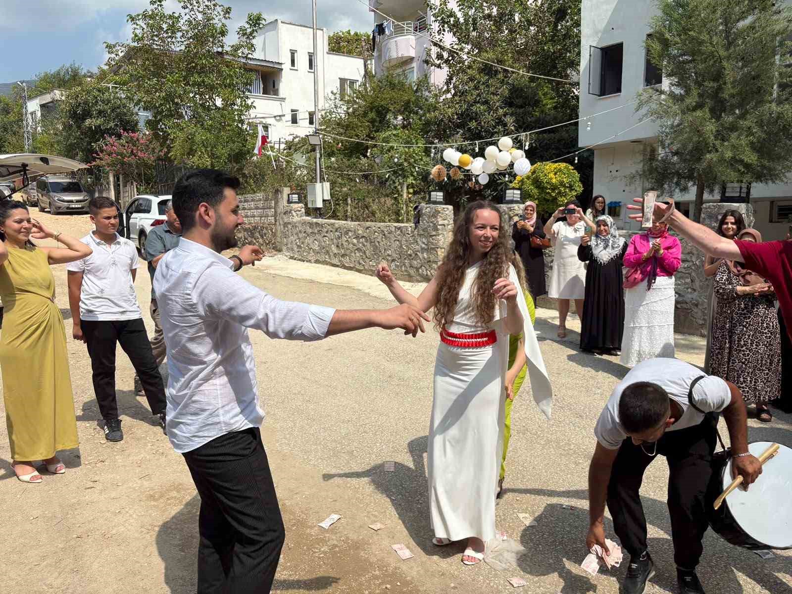 Polonyalı Julia ile Mustafa’nın baklavayla başlayan aşkı düğün pastasıyla taçlandı