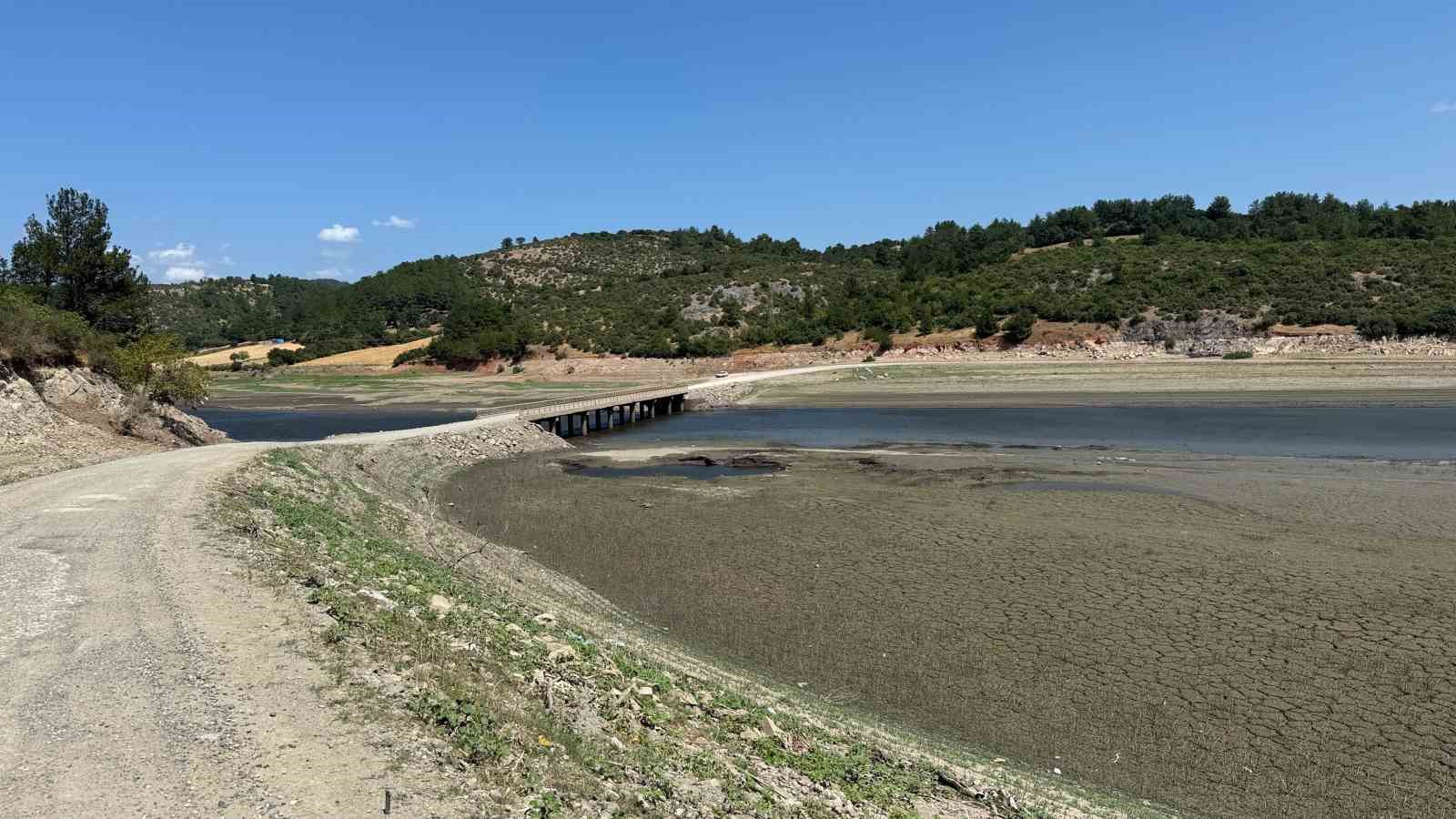 Baraj suları çekildi, köprü ulaşıma açıldı