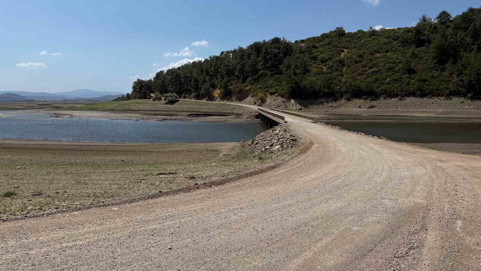 Baraj suları çekildi, köprü ulaşıma açıldı