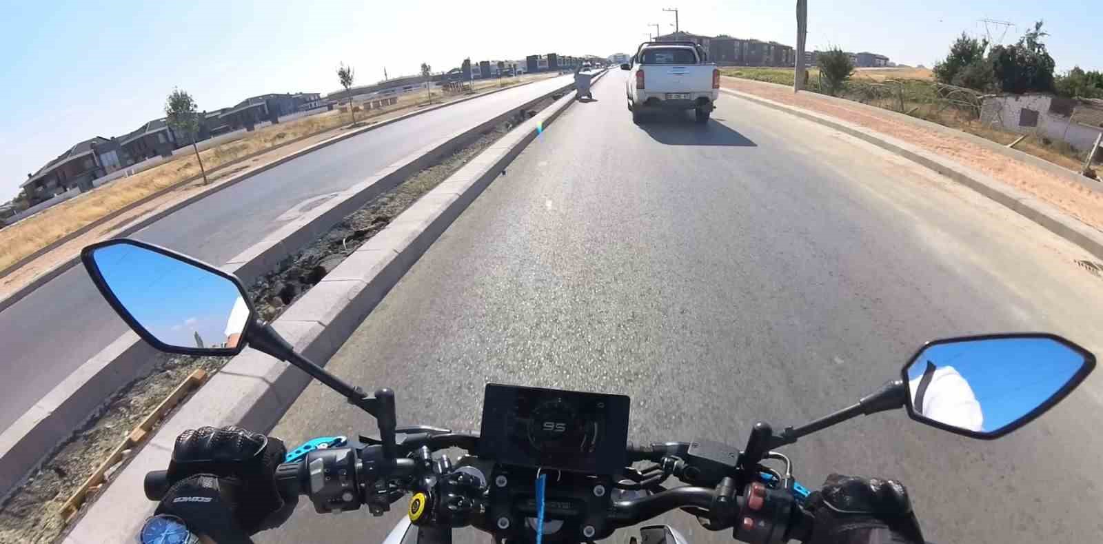 Önündeki aracı sollamaya çalışan motosiklet sürücüsü yola bırakılan çöp konteynerine çarptı