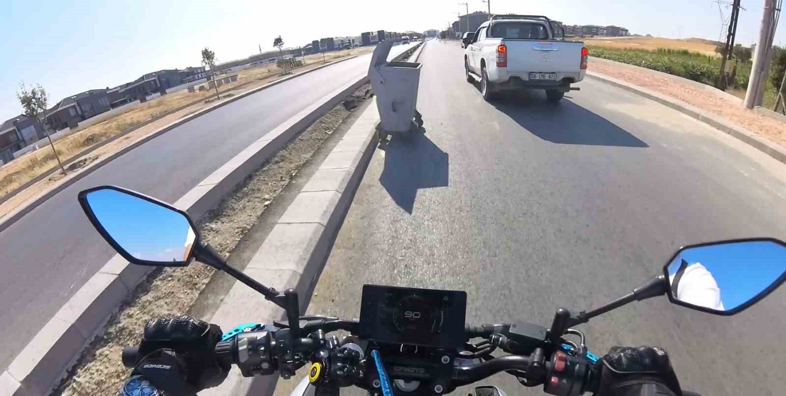Önündeki aracı sollamaya çalışan motosiklet sürücüsü yola bırakılan çöp konteynerine çarptı