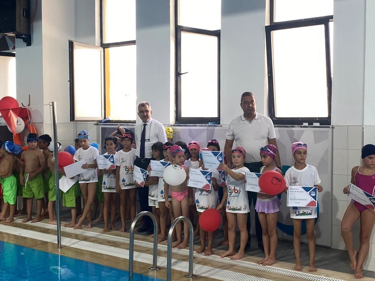 Söke’de çocuklar yüzme eğitimini başarıyla tamamladı