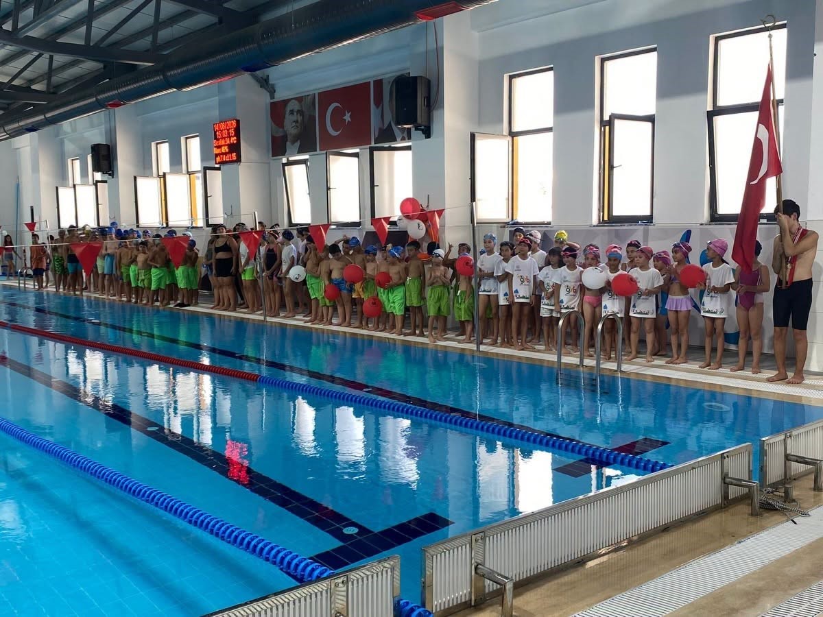 Söke’de çocuklar yüzme eğitimini başarıyla tamamladı