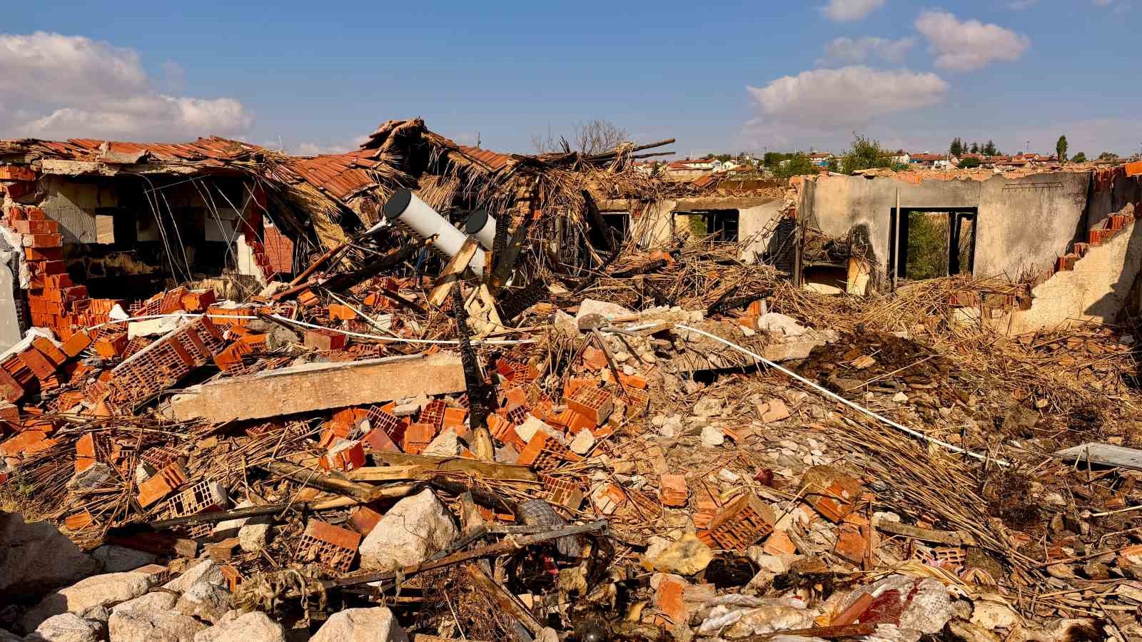 Yaşlı çiftin yanan evinde nişanlı torunlarının hayalleri de kül oldu