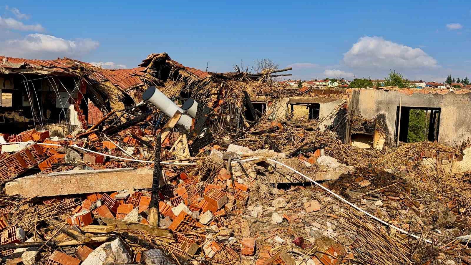 Yaşlı çiftin yanan evinde nişanlı torunlarının hayalleri de kül oldu