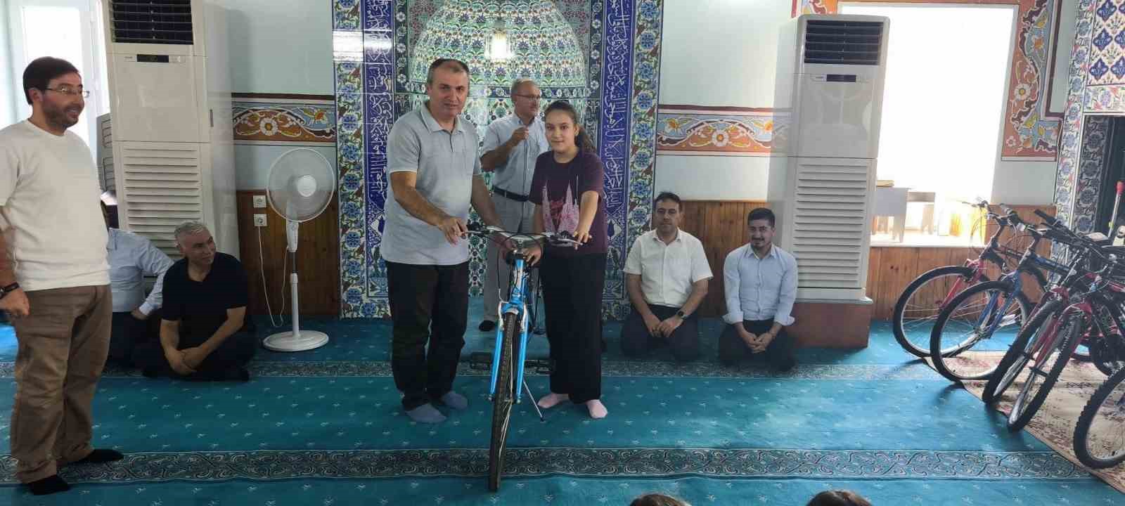Çine’de Kur’an öğrenen öğrenciler bisikletlerle ödüllendirildi