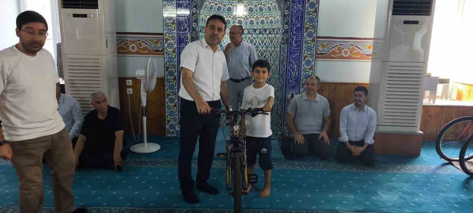 Çine’de Kur’an öğrenen öğrenciler bisikletlerle ödüllendirildi