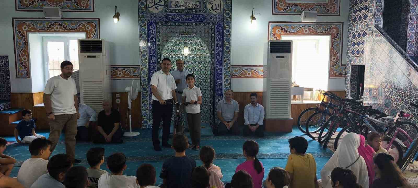 Çine’de Kur’an öğrenen öğrenciler bisikletlerle ödüllendirildi