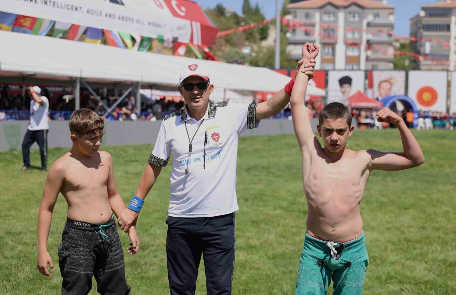 Keçiören 3. Büyük Geleneksel Karakucak Güreş Festivali’nde pehlivanlar ödüllerine kavuştu