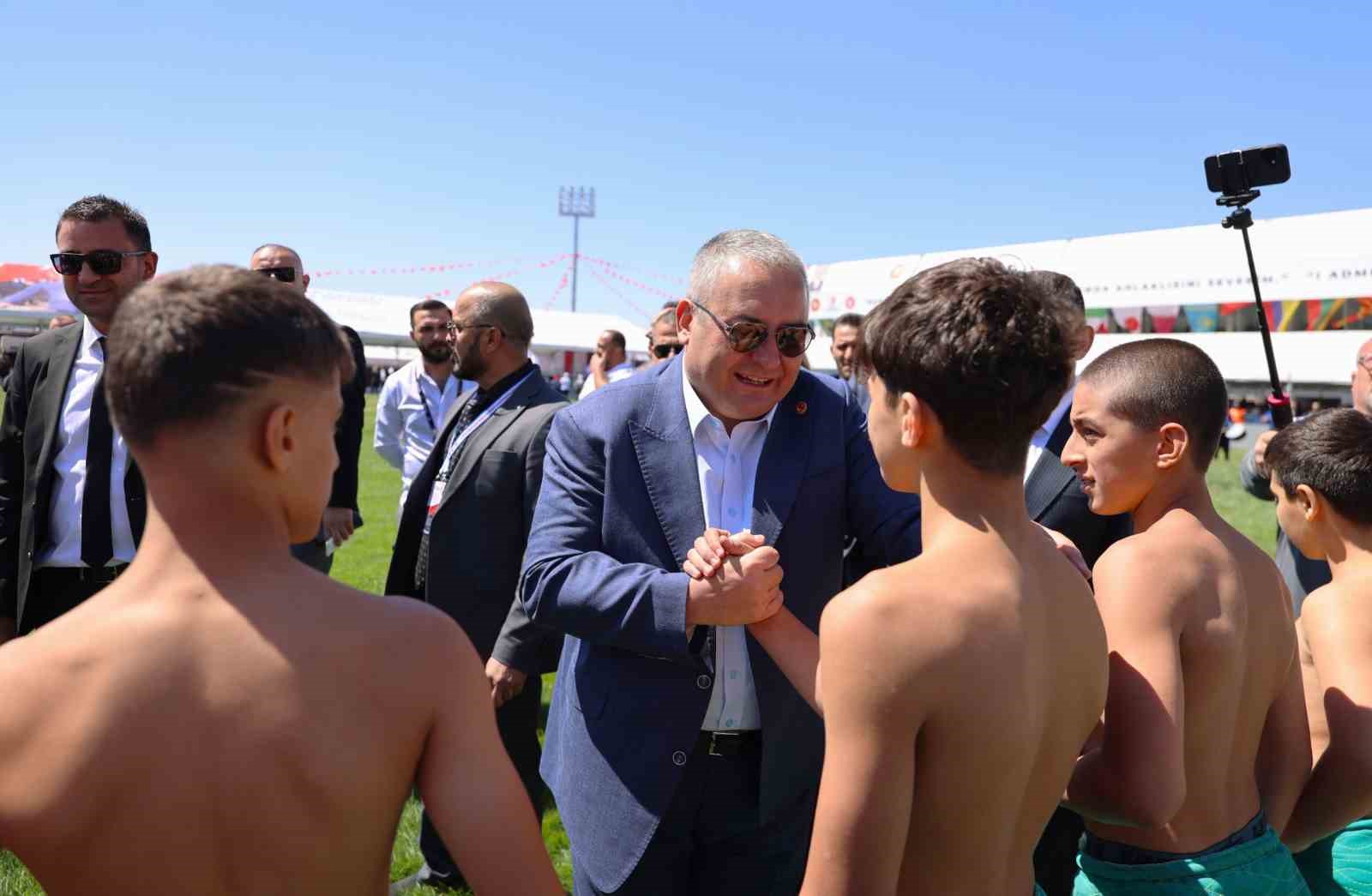 Keçiören 3. Büyük Geleneksel Karakucak Güreş Festivali’nde pehlivanlar ödüllerine kavuştu