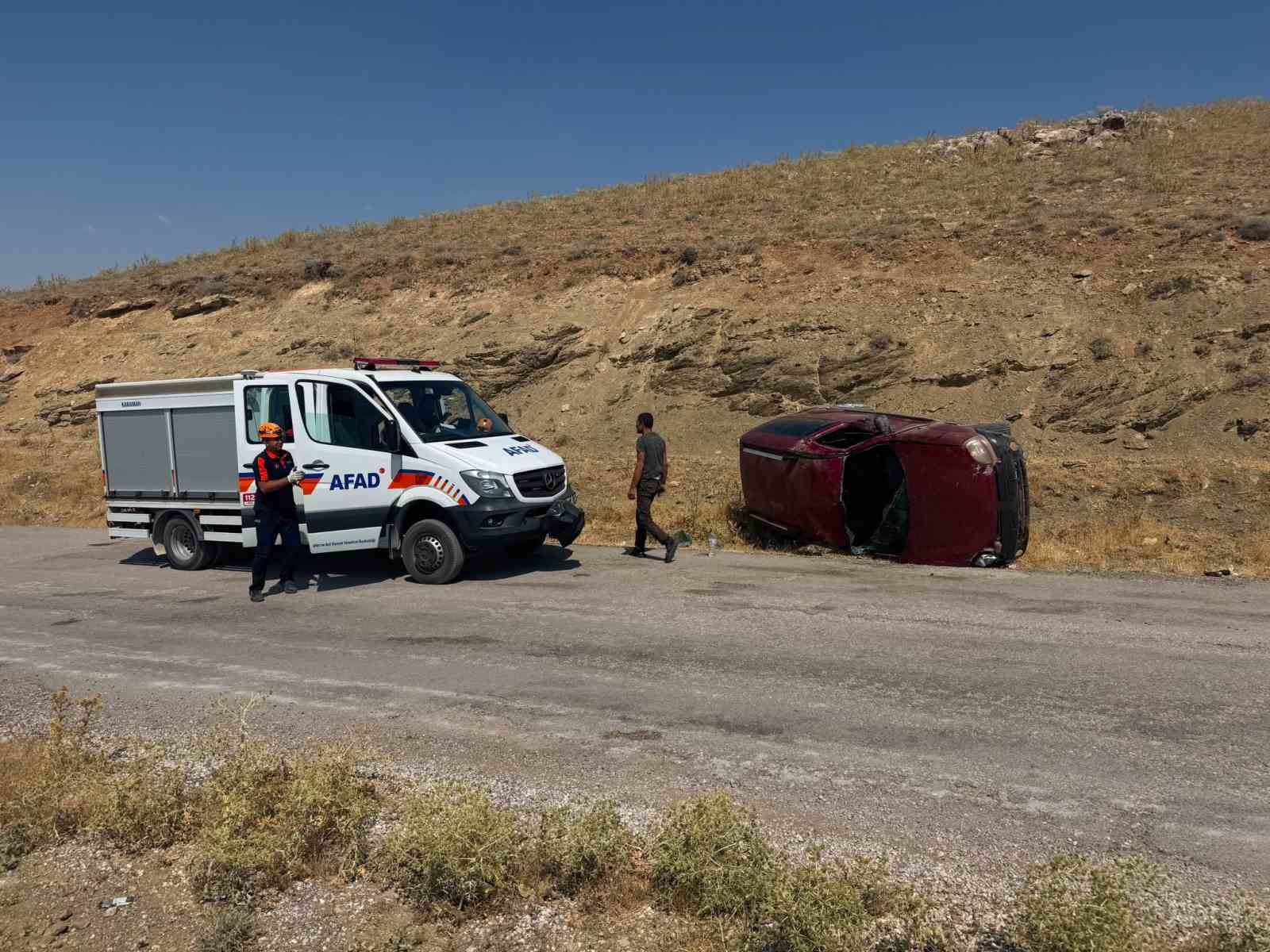 Karaman’da hafif ticari araç devrildi: 1 yaralı