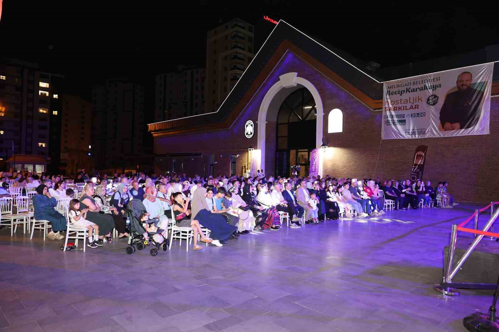 Çarşı Melikgazi’de nostaljik şarkılar gönülleri fethetti