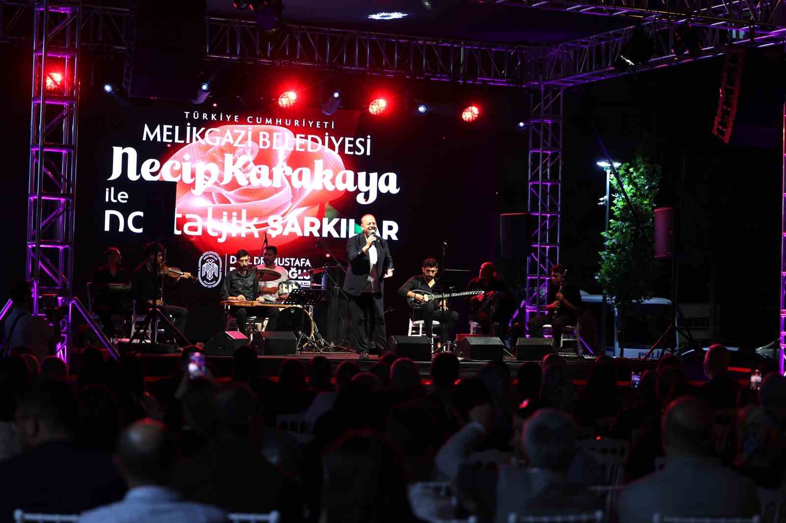 Çarşı Melikgazi’de nostaljik şarkılar gönülleri fethetti