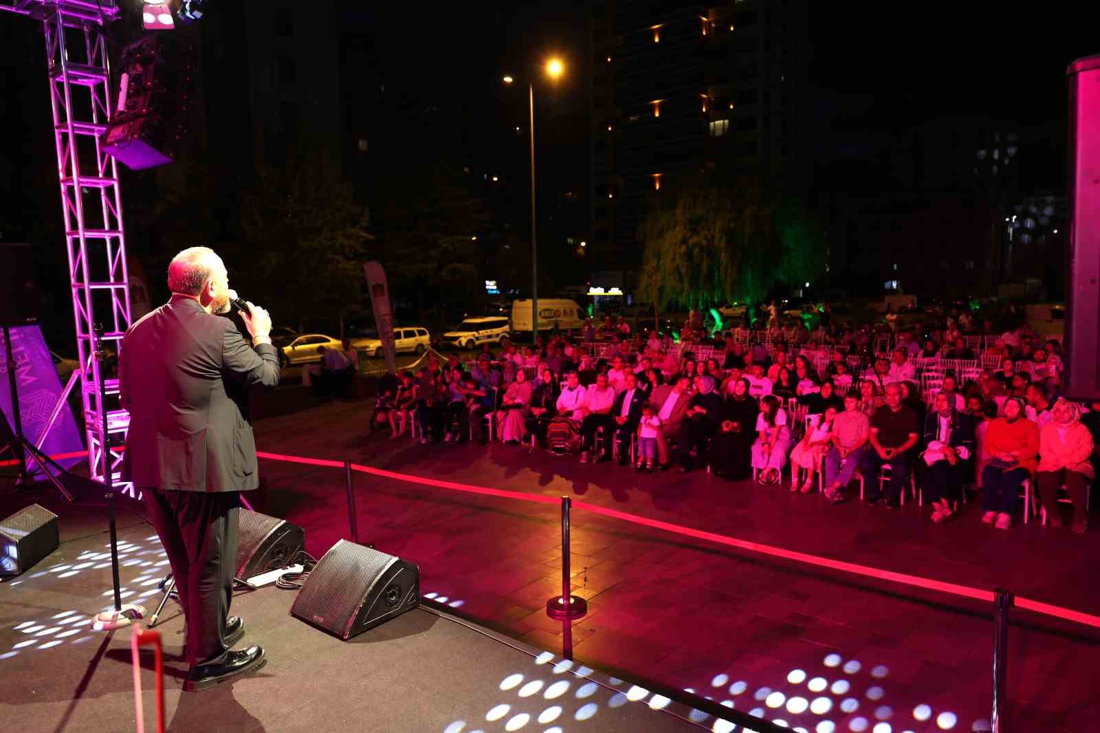 Çarşı Melikgazi’de nostaljik şarkılar gönülleri fethetti