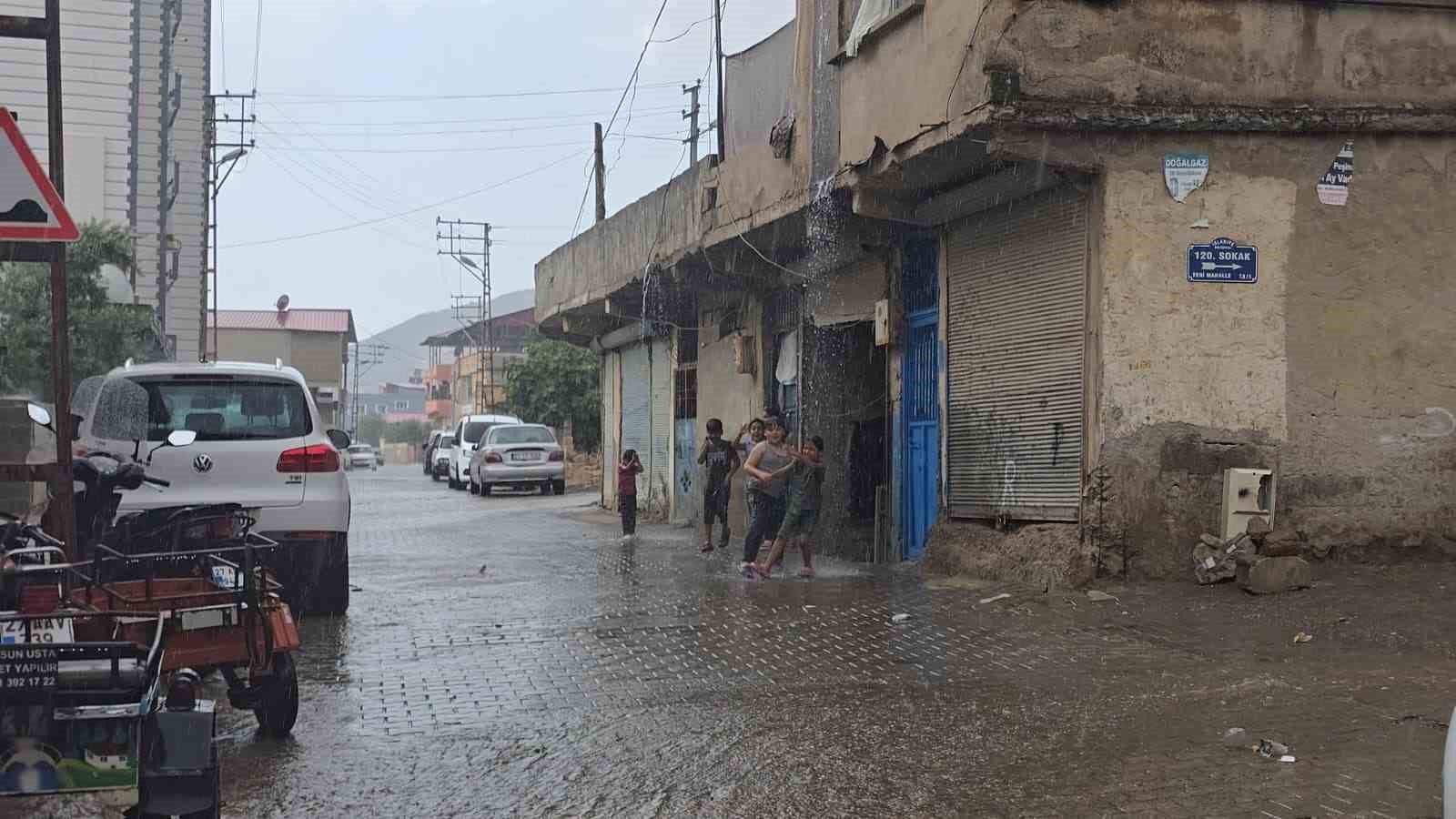 Gaziantep’te yaz yağmuru yüzleri güldürdü