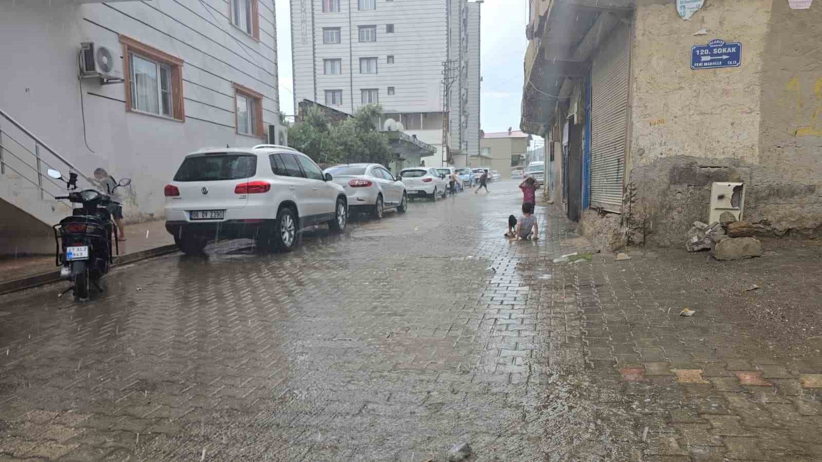 Gaziantep’te yaz yağmuru yüzleri güldürdü