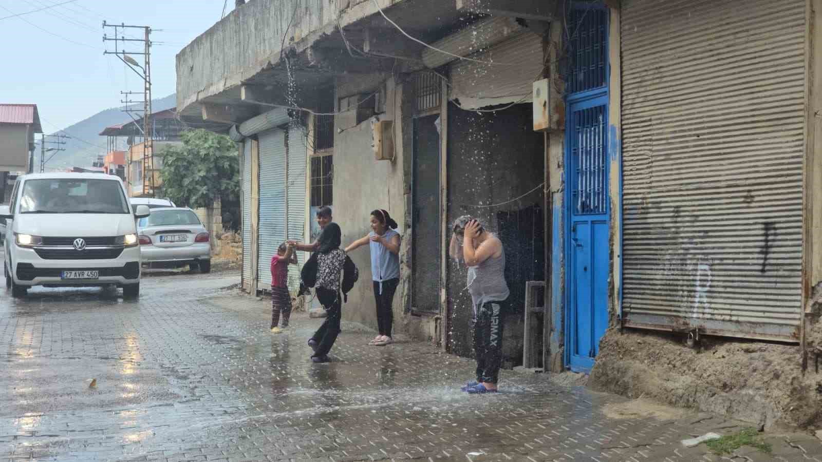 Gaziantep’te yaz yağmuru yüzleri güldürdü
