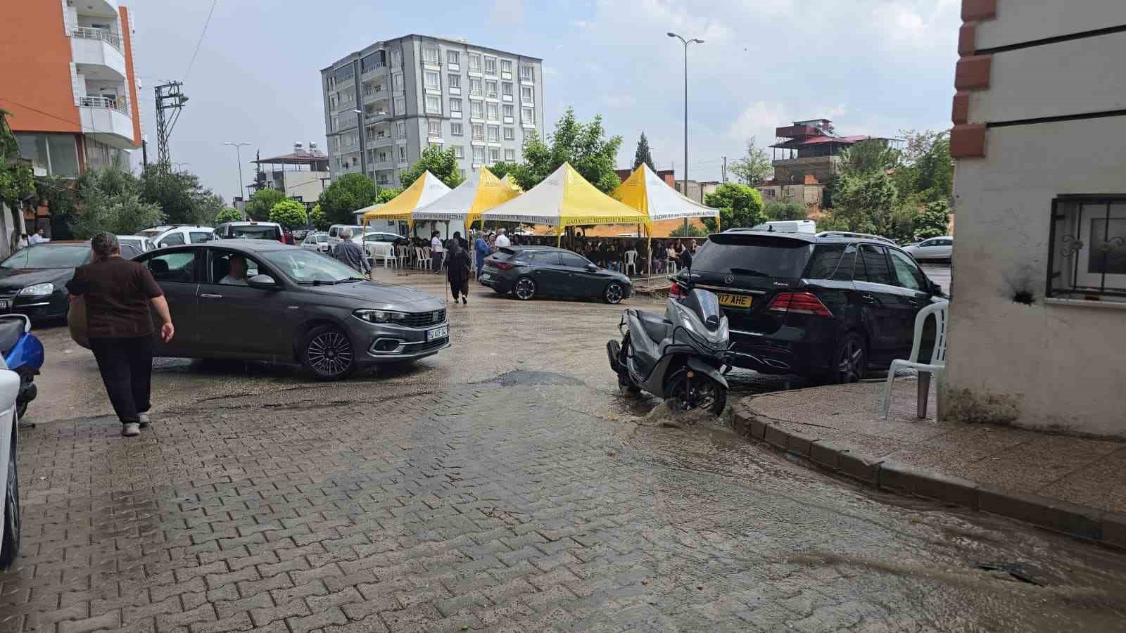 Gaziantep’te yaz yağmuru yüzleri güldürdü