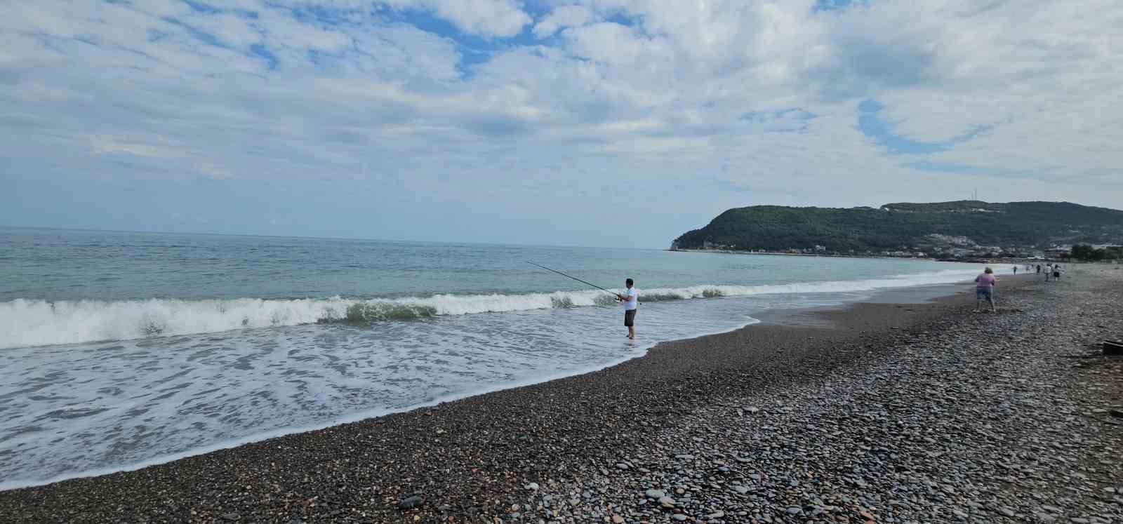 Karadeniz’de balık bolluğu yaşanıyor: Oltasını kapan deniz kenarına koştu
