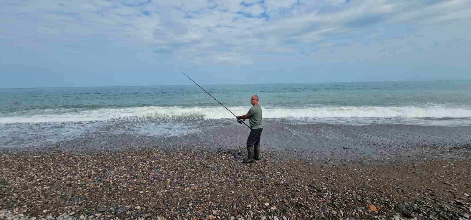 Karadeniz’de balık bolluğu yaşanıyor: Oltasını kapan deniz kenarına koştu