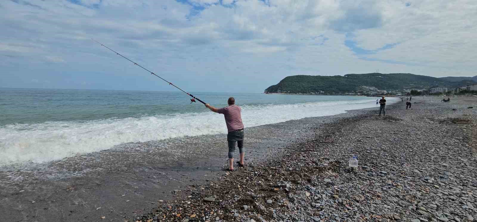 Karadeniz’de balık bolluğu yaşanıyor: Oltasını kapan deniz kenarına koştu