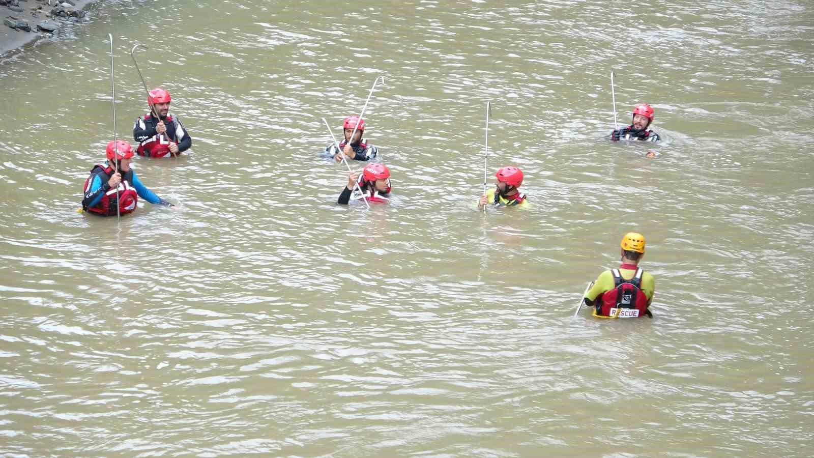 Giresun’da selde kaybolan 2 kişiyi arama çalışmaları sürüyor