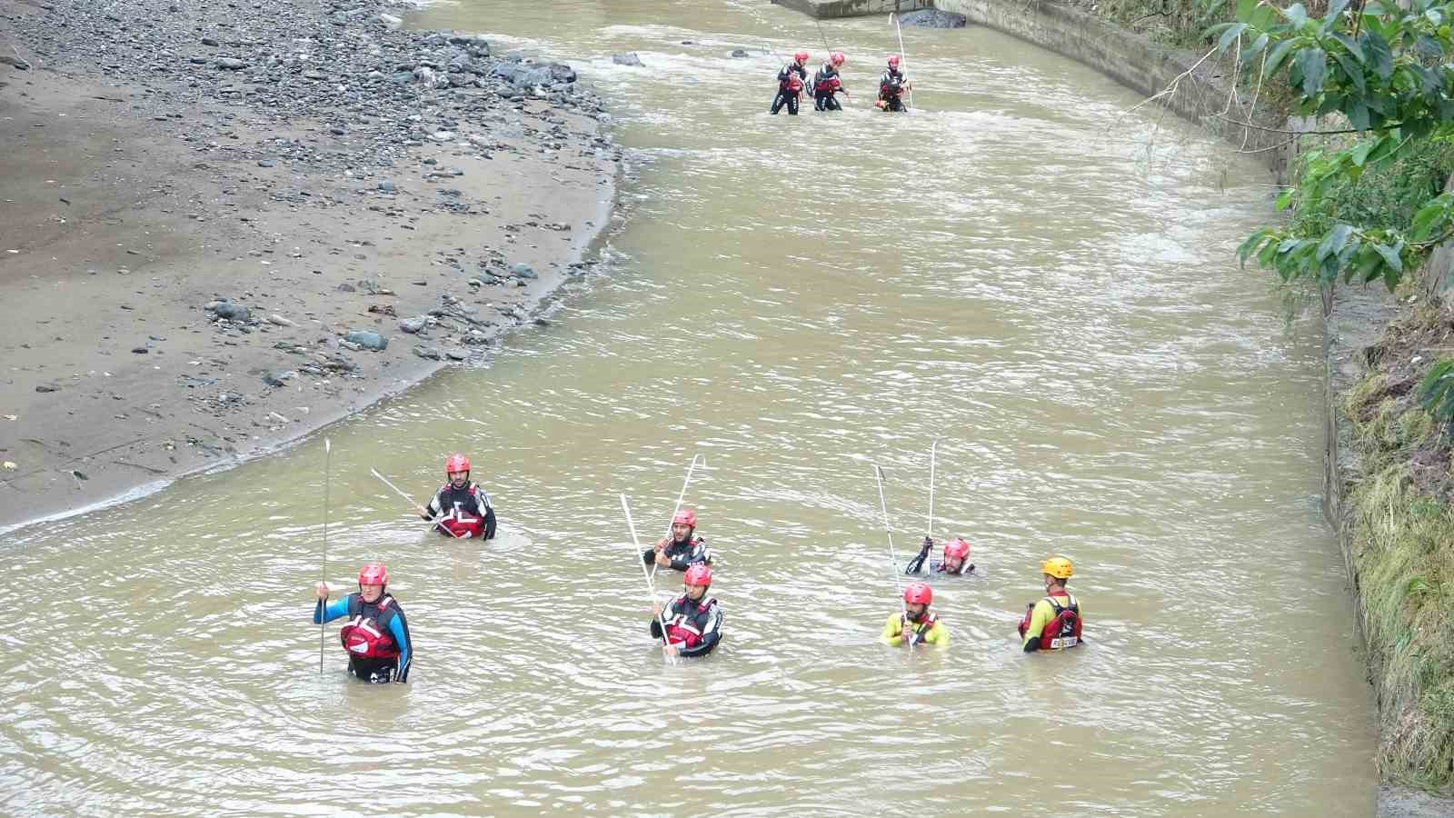 Giresun’da selde kaybolan 2 kişiyi arama çalışmaları sürüyor