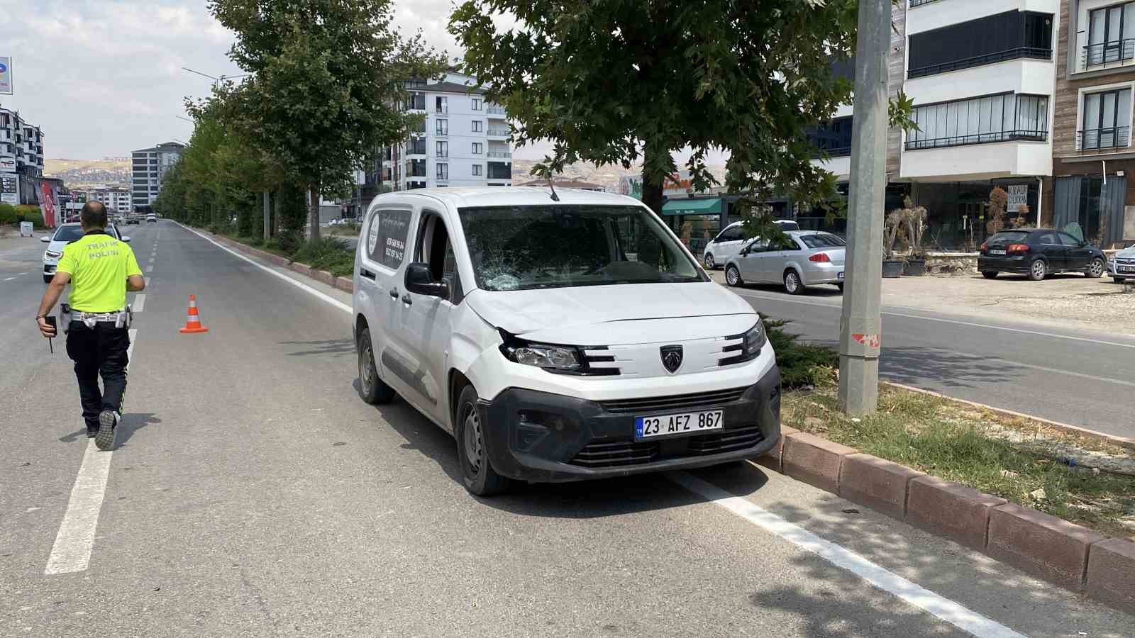 Elazığ’da hafif ticari aracın çarptığı kadın ağır yaralandı