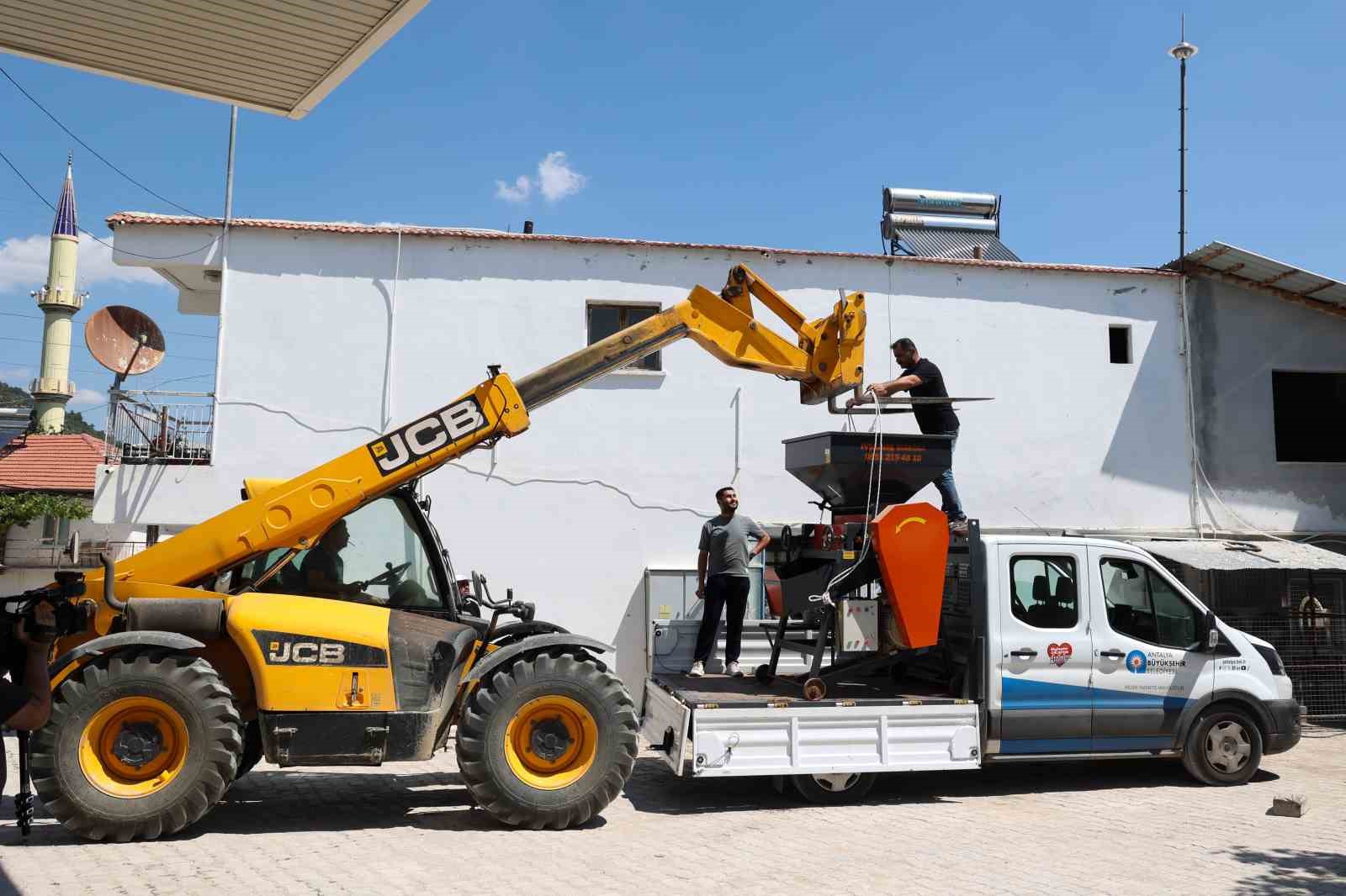 Büyükşehir’den Korkutelili üreticiye yem ezme makinesi desteği
