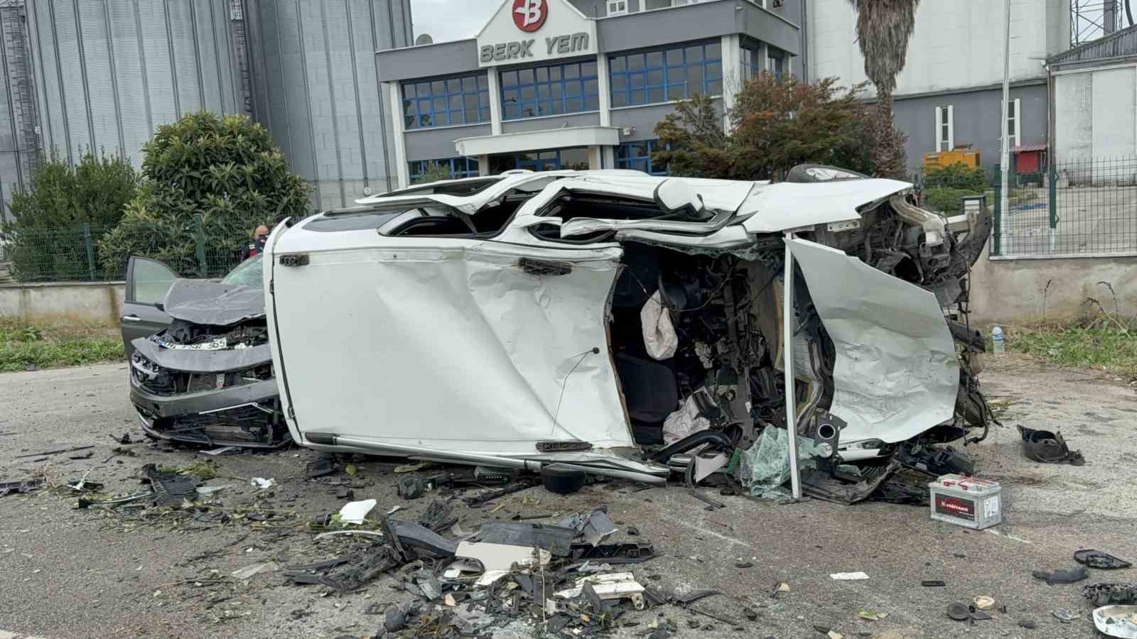 Yoldan çıkan araç havalanarak otomobilin üzerine düştü: 4 yaralı