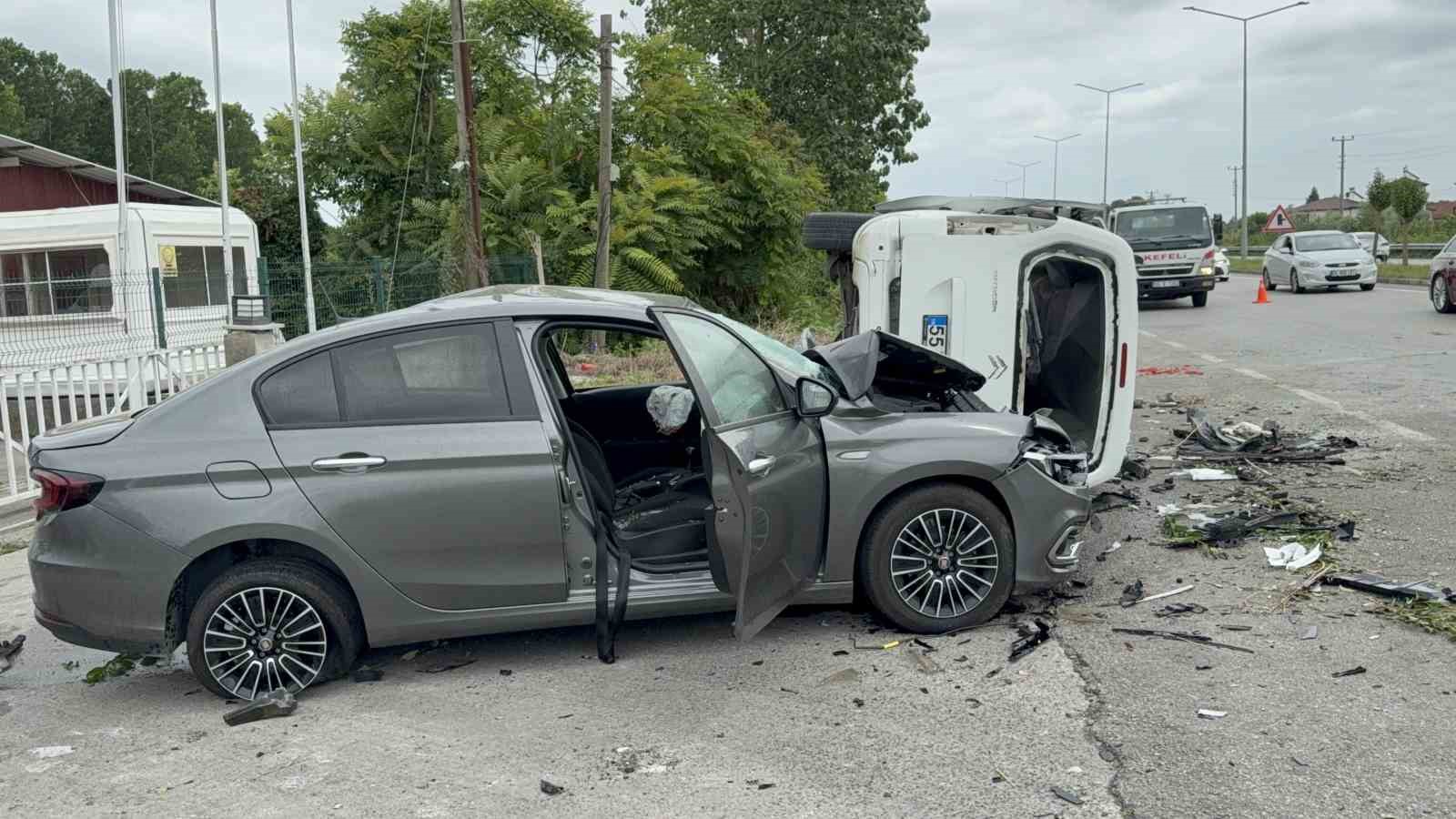 Yoldan çıkan araç havalanarak otomobilin üzerine düştü: 4 yaralı