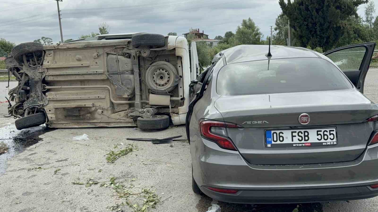Yoldan çıkan araç havalanarak otomobilin üzerine düştü: 4 yaralı
