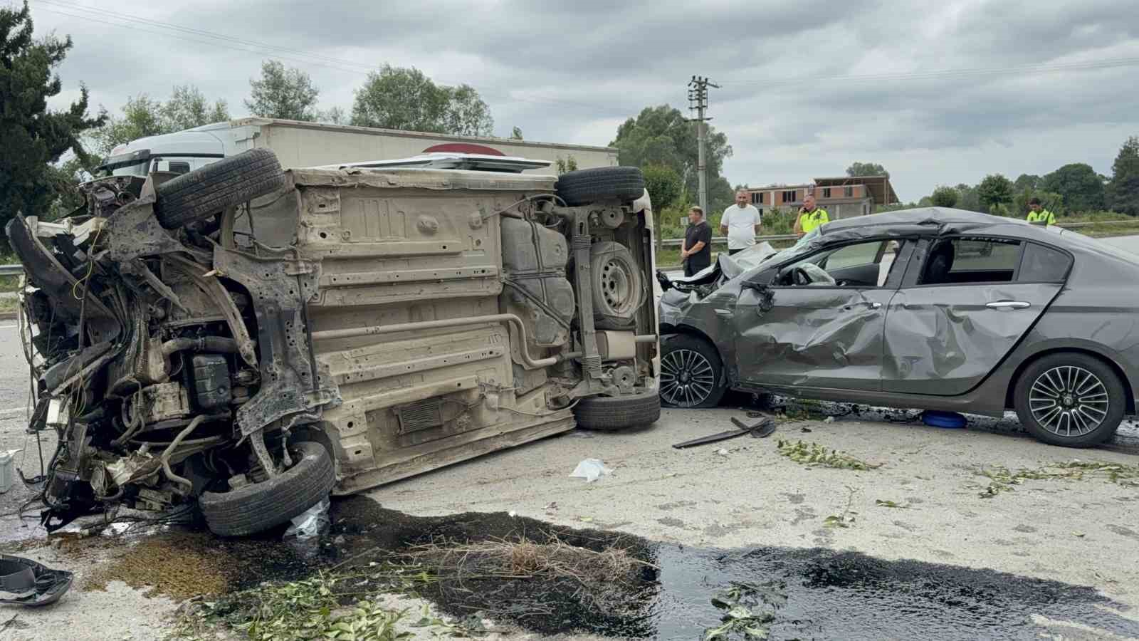Yoldan çıkan araç havalanarak otomobilin üzerine düştü: 4 yaralı