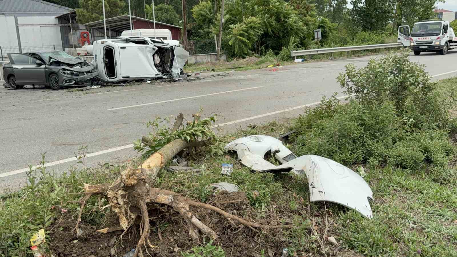 Yoldan çıkan araç havalanarak otomobilin üzerine düştü: 4 yaralı