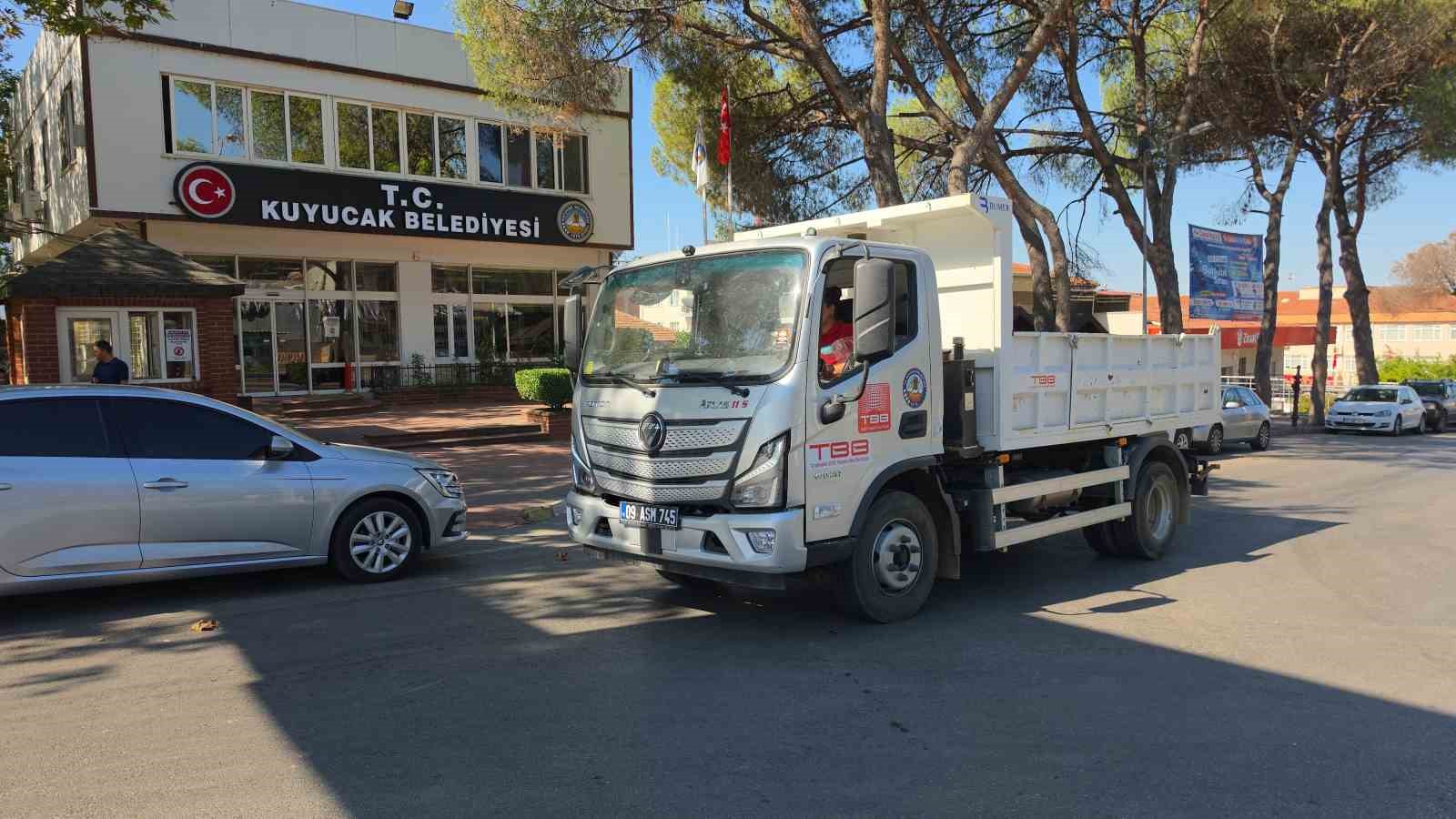 Çocukluk hayali gerçek oldu: Kuyucak Belediyesi’nin ilk kadın kamyon şoförü direksiyona geçti