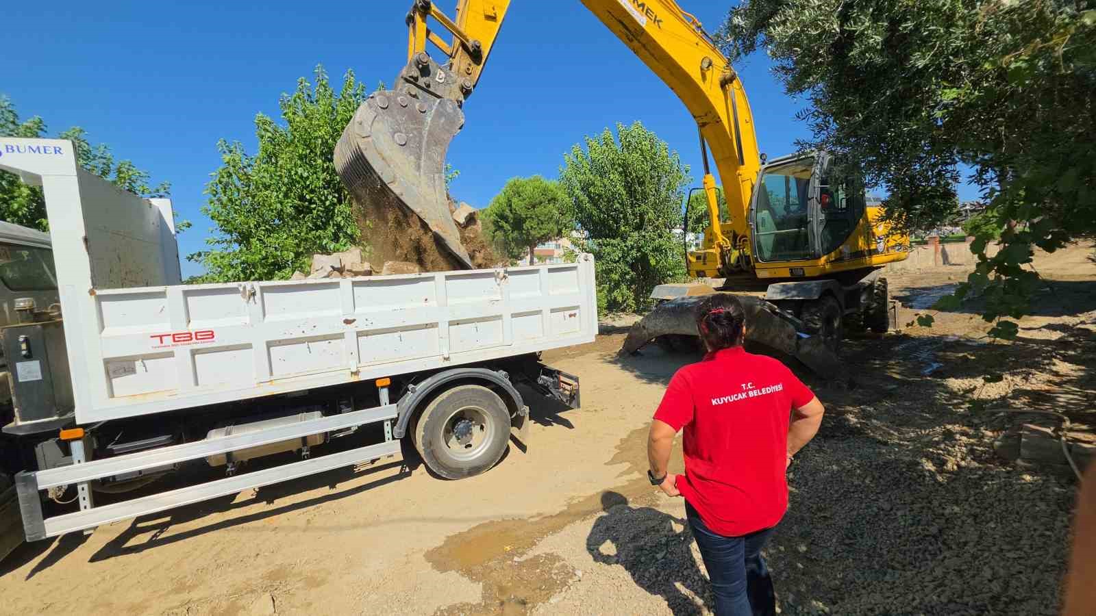 Çocukluk hayali gerçek oldu: Kuyucak Belediyesi’nin ilk kadın kamyon şoförü direksiyona geçti