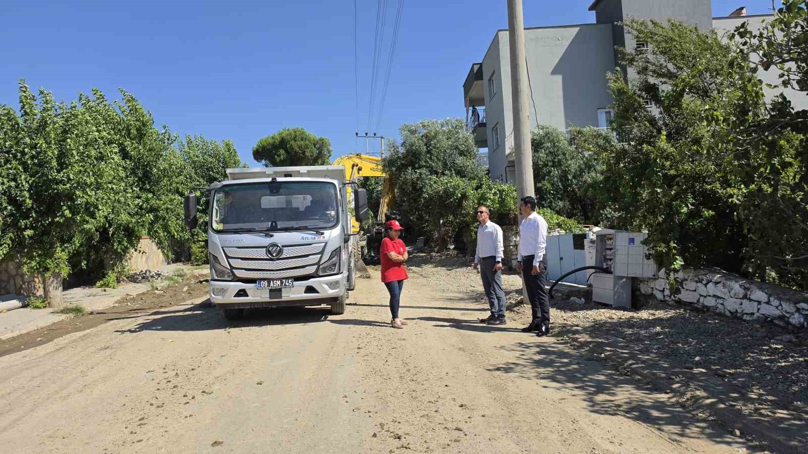 Çocukluk hayali gerçek oldu: Kuyucak Belediyesi’nin ilk kadın kamyon şoförü direksiyona geçti