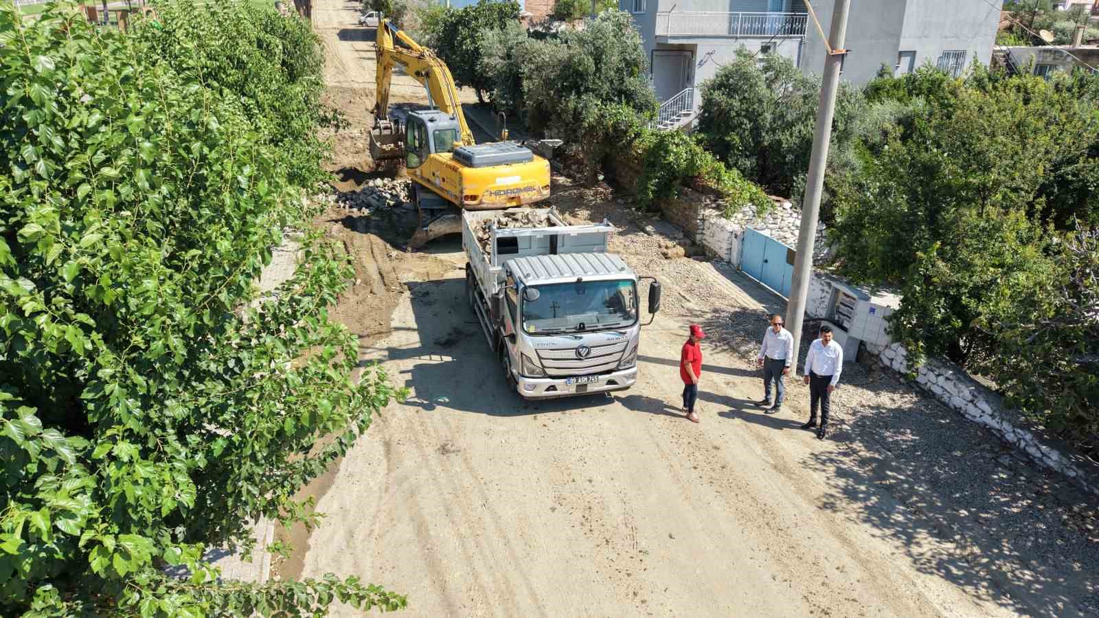 Çocukluk hayali gerçek oldu: Kuyucak Belediyesi’nin ilk kadın kamyon şoförü direksiyona geçti
