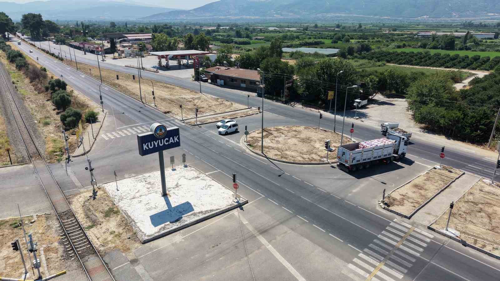 Çocukluk hayali gerçek oldu: Kuyucak Belediyesi’nin ilk kadın kamyon şoförü direksiyona geçti