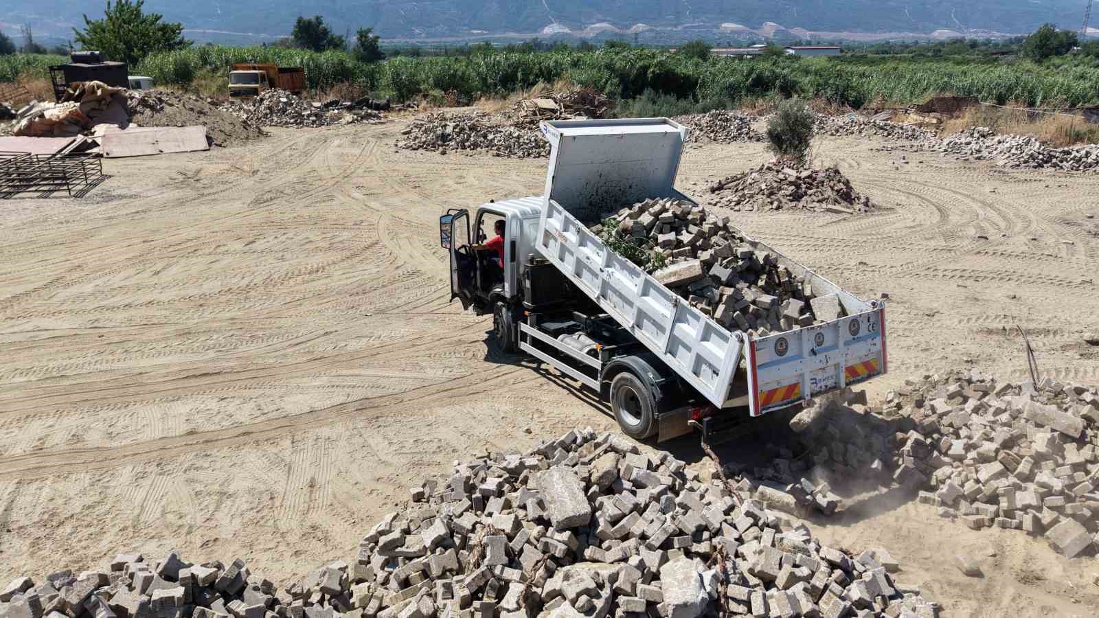 Çocukluk hayali gerçek oldu: Kuyucak Belediyesi’nin ilk kadın kamyon şoförü direksiyona geçti