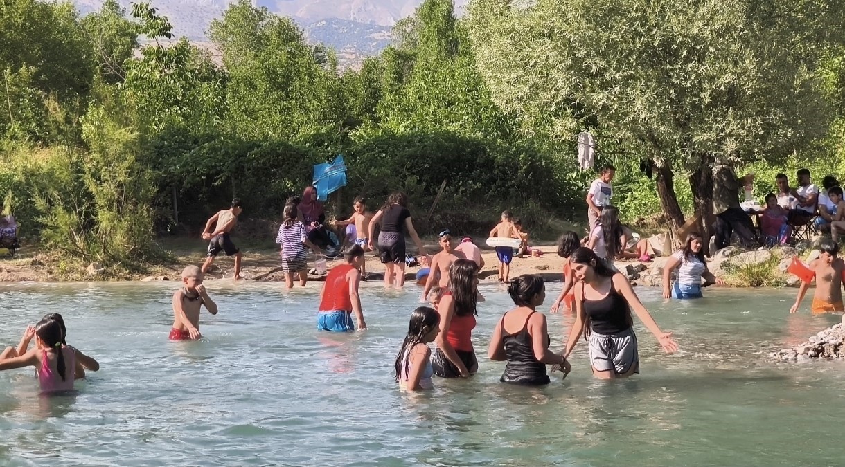Tağar Çayı’nda çamur aktı: Vatandaşların yüzme keyfi yarım kaldı