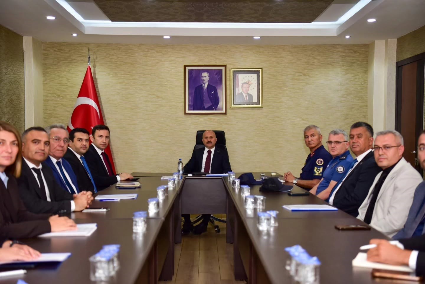 Vali Varol, Buharkent’te esnaf ve vatandaşlarla bir araya geldi