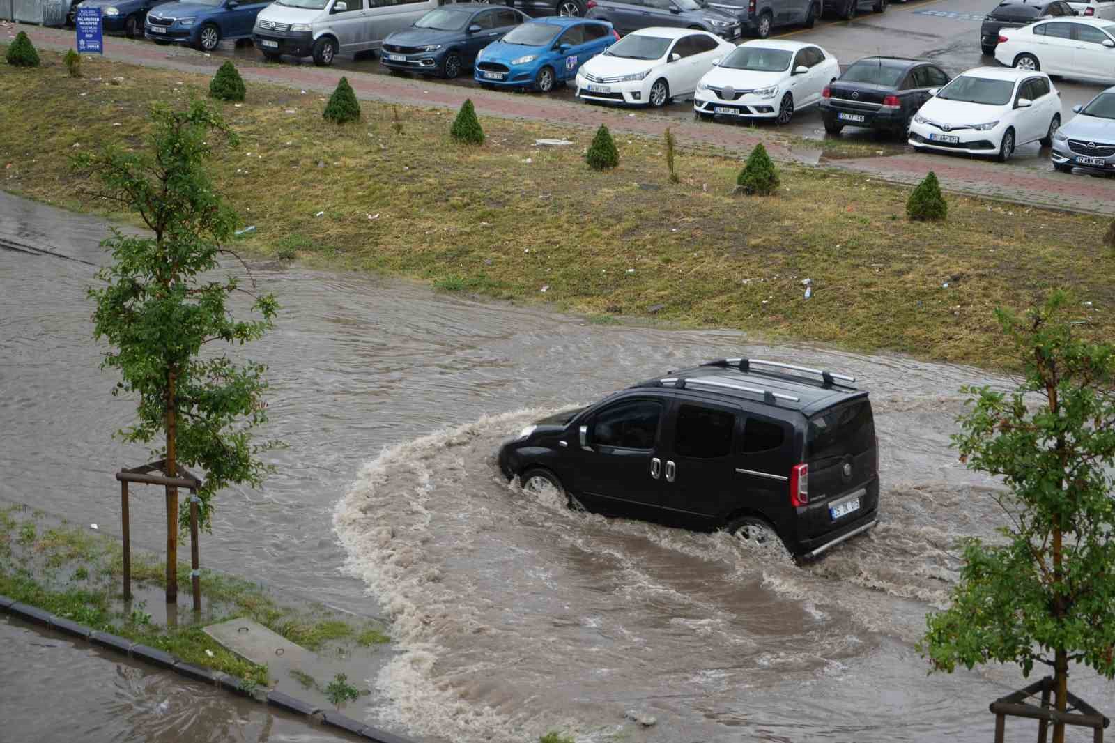 Erzurum’da yağış trafiği felç etti