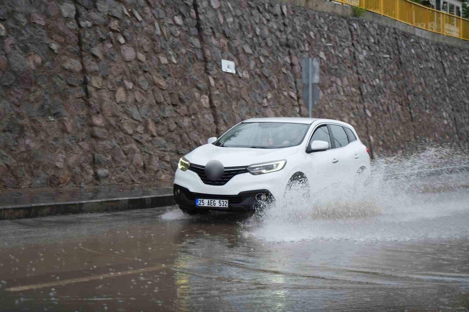 Erzurum’da yağış trafiği felç etti