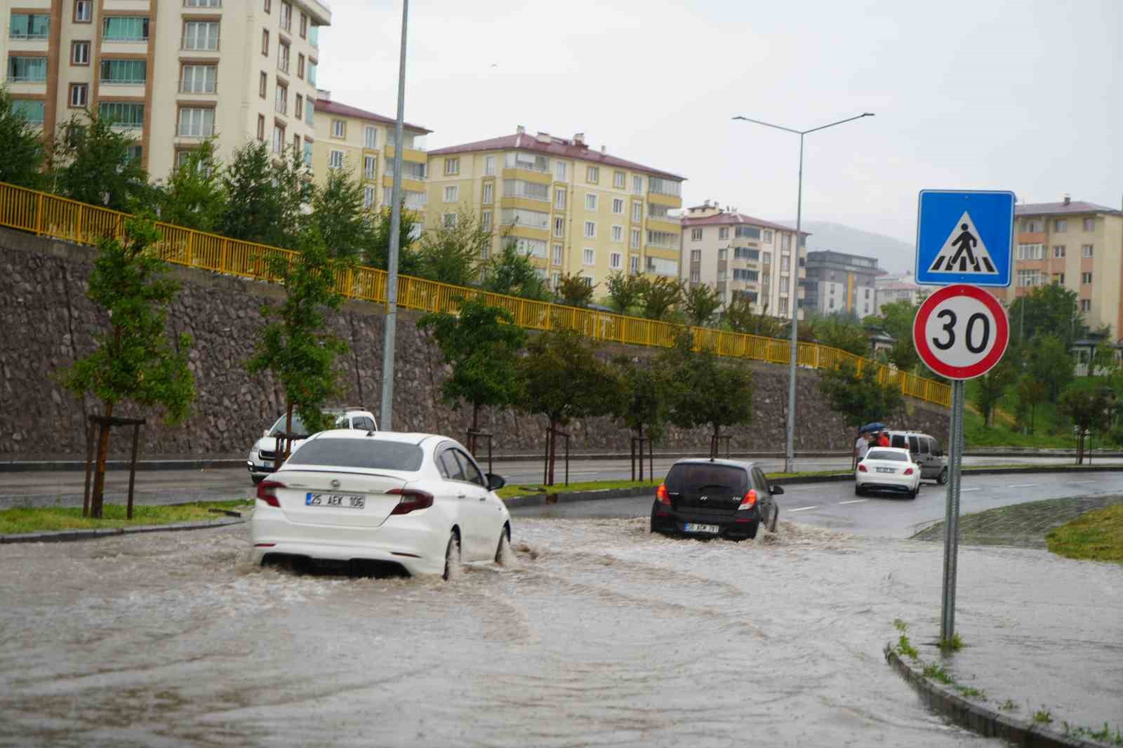 Erzurum’da yağış trafiği felç etti