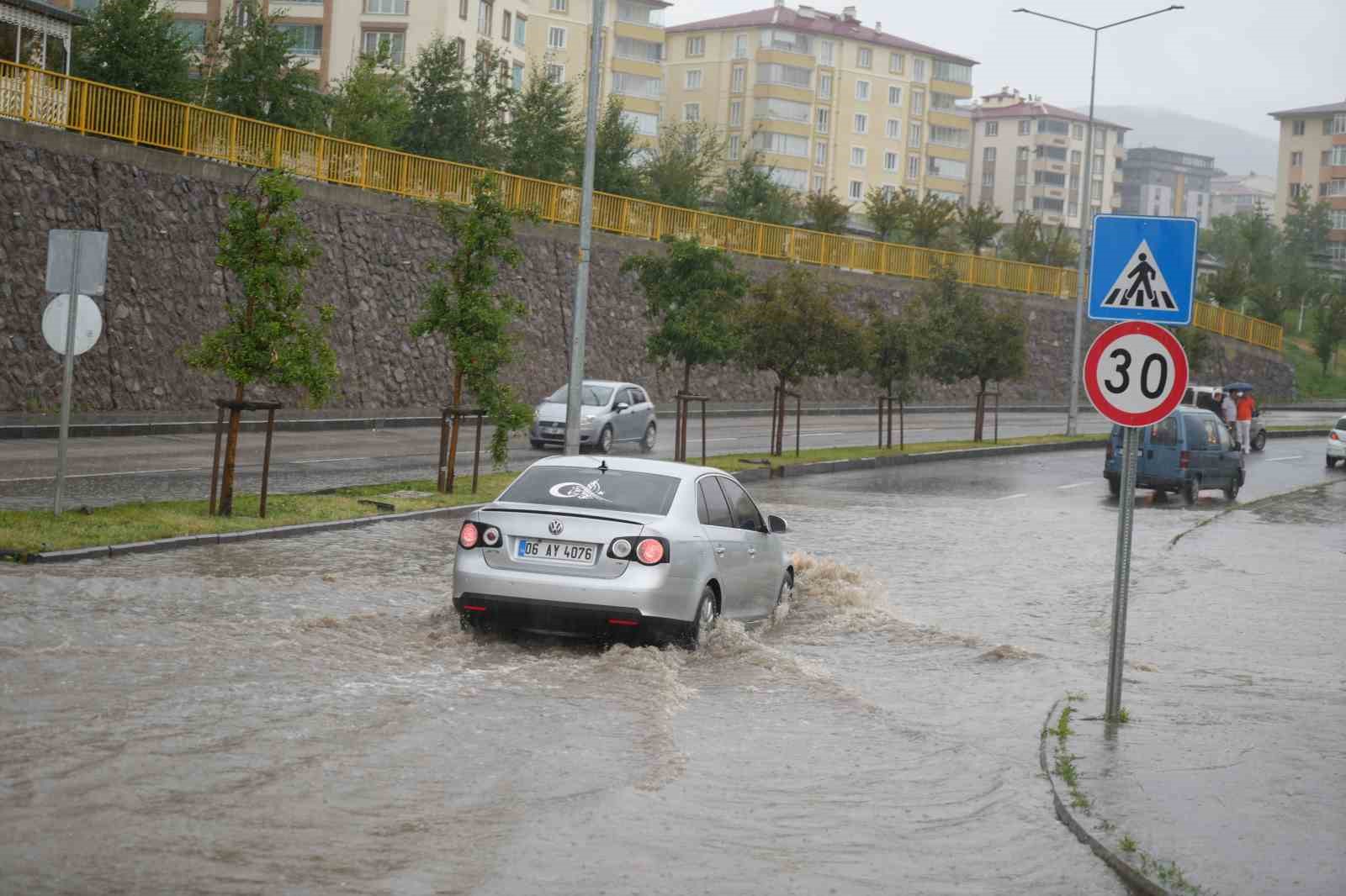 Erzurum’da yağış trafiği felç etti